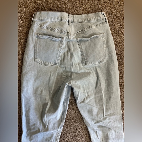 Women’s Old Navy extra high-rise curvy straight Distressed Light Blue Jeans - Picture 6 of 7